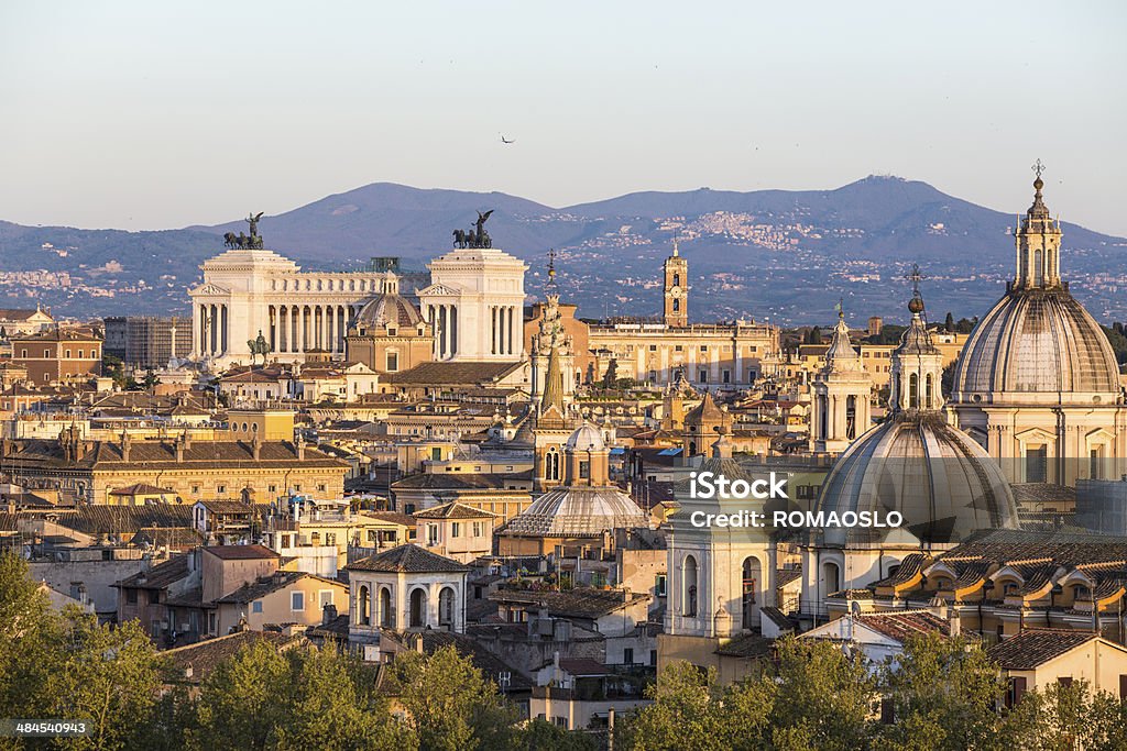 Roman citscape vista panorámica al atardecer en abril, Roma, Italia - Foto de stock de Italia libre de derechos