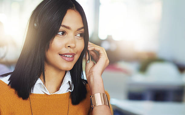 ¿cómo puedo ayudarte? - bluetooth headset women hands free device fotografías e imágenes de stock