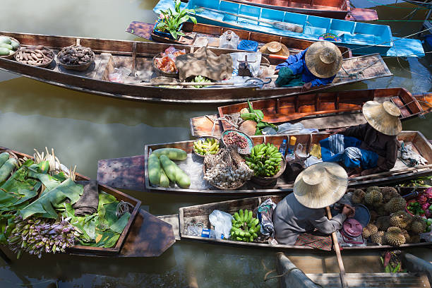 marché flottant. - asia bangkok nautical vessel canal photos et images de collection