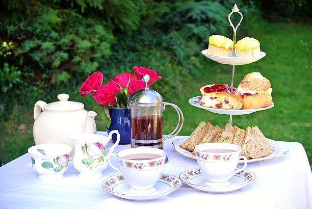 tavolo per un tè pomeridiano per due persone - afternoon tea scone tea cream foto e immagini stock