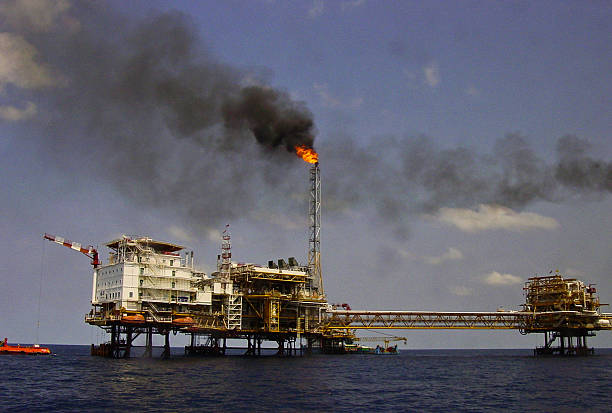 istock Rigs offshore Oil refinery 484547428