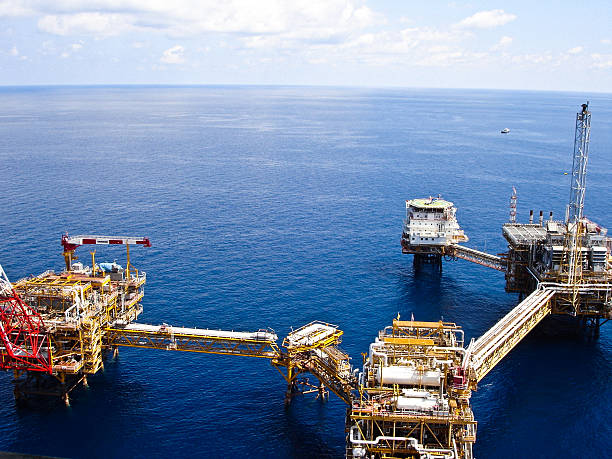 istock Rigs offshore Oil refinery 484552160