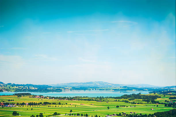 пейзаж с озерами, поля и голубое небо в германии - europe sunlight river sun стоковые фото и изображения