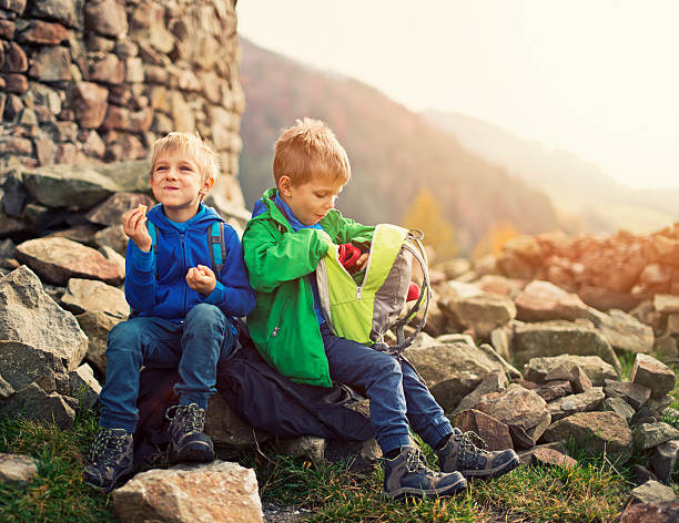 małe buty trekkingowe odpoczynku i jedzenia przekąski - castle holiday travel destinations vacations zdjęcia i obrazy z banku zdjęć