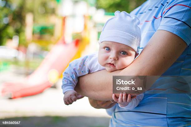 Little Мальчик — стоковые фотографии и другие картинки 6-11 месяцев - 6-11 месяцев, Безопасность, Близость