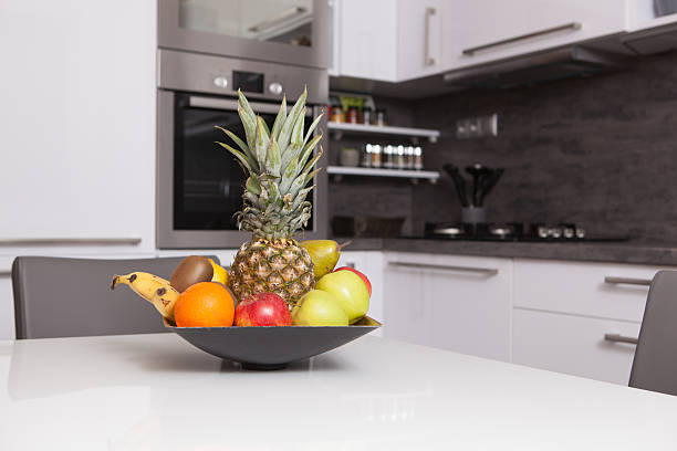 frutas en la cocina - chores wood wet indoors fotografías e imágenes de stock