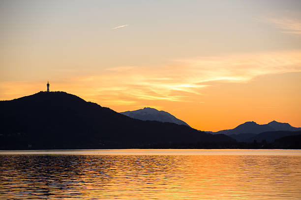 atardecer en el lago wörthersee - alleine fotografías e imágenes de stock