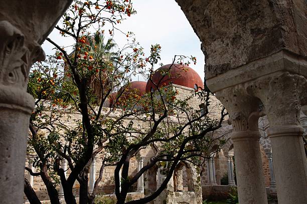 habitación cloister de san juan de los eremitas palermo italia - san giovanni degli eremiti fotografías e imágenes de stock