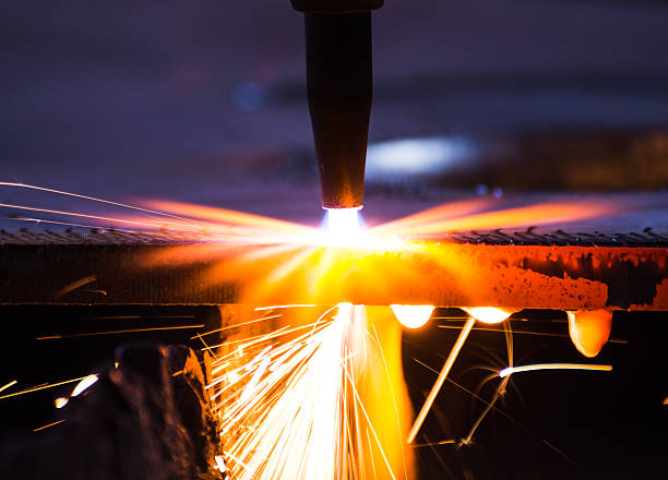 metal cutting with acetylene torch in low light with close-up - kaynak torcu stok fotoğraflar ve resimler