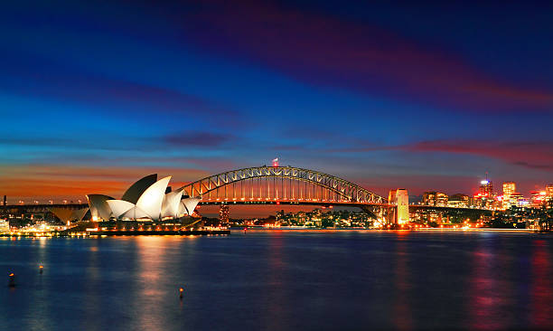 buena noche de la ópera de sydney puente del puerto y al atardecer - sydney opera house sydney harbor opera house bright fotografías e imágenes de stock