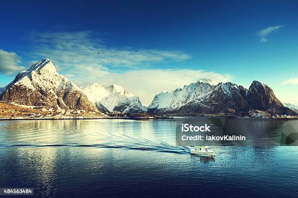 Nieve En Reine Village Lofoten Islands Norway Foto de stock y más banco de imágenes de Lofoten - Lofoten, Embarcación marina, Noruega