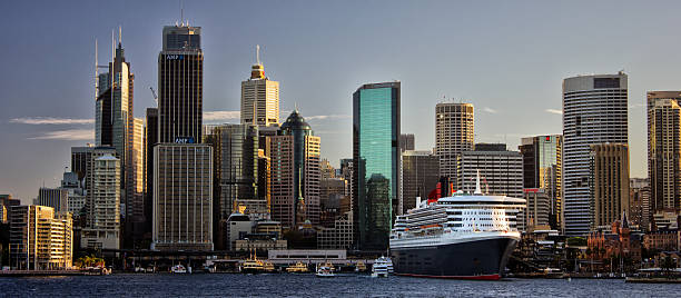 transatlântico queen mary 2 em sydney - queen mary 2 - fotografias e filmes do acervo
