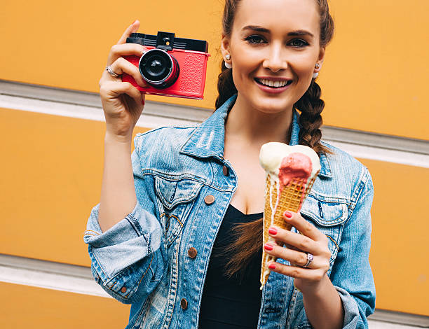hermosa chica posando con cámara vintage y multi-colored helado - beauty beautiful braids dairy product fotografías e imágenes de stock