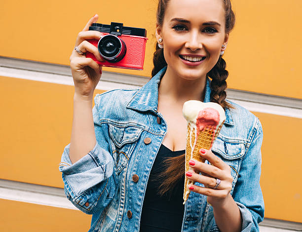 beautiful girl posing с винтажные камеры и разноцветная ice cream - beauty beautiful braids dairy product стоковые фото и изображения