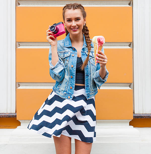 hermosa chica con rosa vintage cámara y multi-colored helado - beauty beautiful braids dairy product fotografías e imágenes de stock