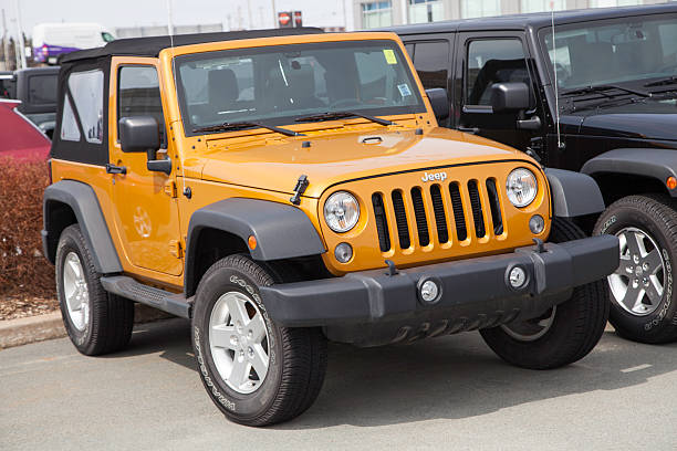новые jeep распродажа - jeep wrangler стоковые фото и изображения