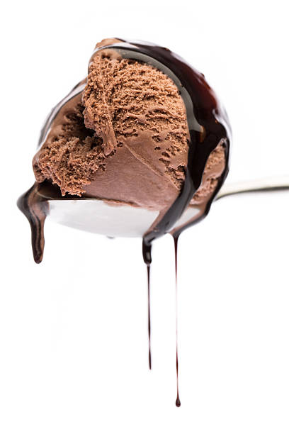 löffel voll schokolade eis, isoliert auf weiss - chocolate sauce stock-fotos und bilder