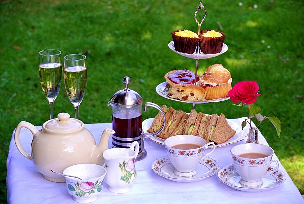 disposizione del tavolo per champagne tè pomeridiano - afternoon tea scone tea cream foto e immagini stock