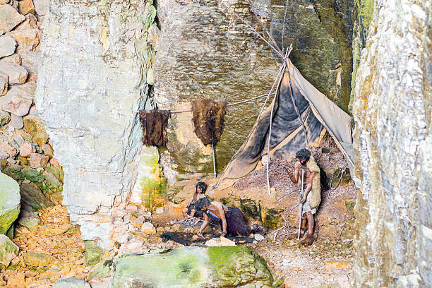 pré-histórica caveman família acampar na caverna de la balme frança - neanderthal imagens e fotografias de stock