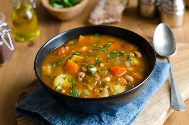 poulet et soupe de haricots noirs - flat leaf parsley photos et images de collection