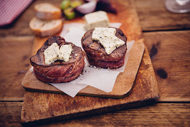 tender steak медальонами с сыром сверху на деревянные доски - medallion meat стоковые фото и изображения