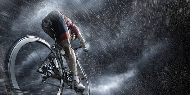 professionelle radfahrer unter stürmischen himmel - racing bicycle cycling sports race bicycle stock-fotos und bilder