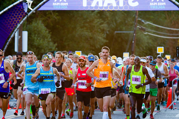 elite beginnen sie in der pikes peak und steigung marathon - langstreckenlauf stock-fotos und bilder