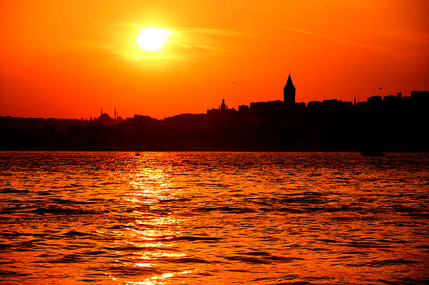 太陽と街並み - nature tranquil scene sunset orange ストックフォトと画像