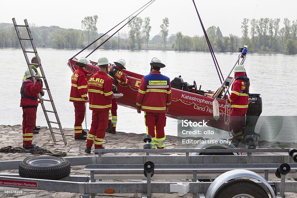 DLRG Wasserrettung-puesta en marcha de una embarcación de rescate - Foto de stock de Accesorio de cabeza libre de derechos