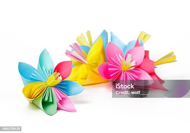 Muchas Flores De Papel De Color Con Varicolored Y Flor Pétalos Foto de stock y más banco de imágenes de Adulto