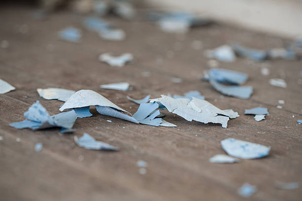 chips de tinta no antigo chão de madeira - paint lead peeling peeled imagens e fotografias de stock