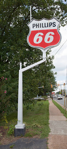 phillips 66 sinal - route 66 old fashioned roadside commercial sign imagens e fotografias de stock