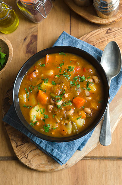 pollo y sopa de judías - vegetable barley soup fotografías e imágenes de stock