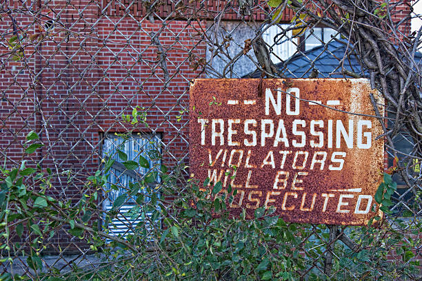 istock Urban Automotive Blight IX No Tresapassing 484581048