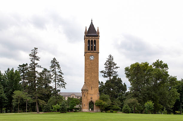 die kampanile clock tower an der iowa state university - glockenturm stock-fotos und bilder