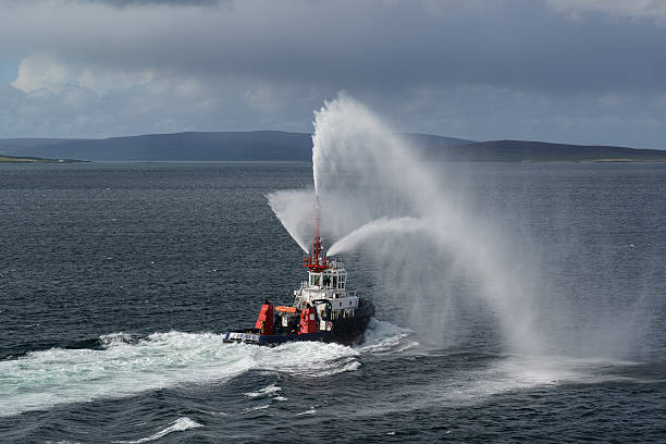 огонь экстренной лодке в оркнейские острова шотландия - fire boat стоковые фото и изображения