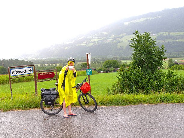 blick auf dwyryd fahrradweges mit biker nahe pobersach, österreich - lesen regen stock-fotos und bilder