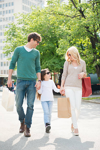 istock Family in shopping 484601913