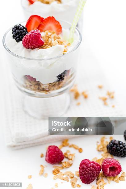 Parfait De Foto de stock y más banco de imágenes de Alimento - Alimento, Desayuno, Fotografía - Imágenes