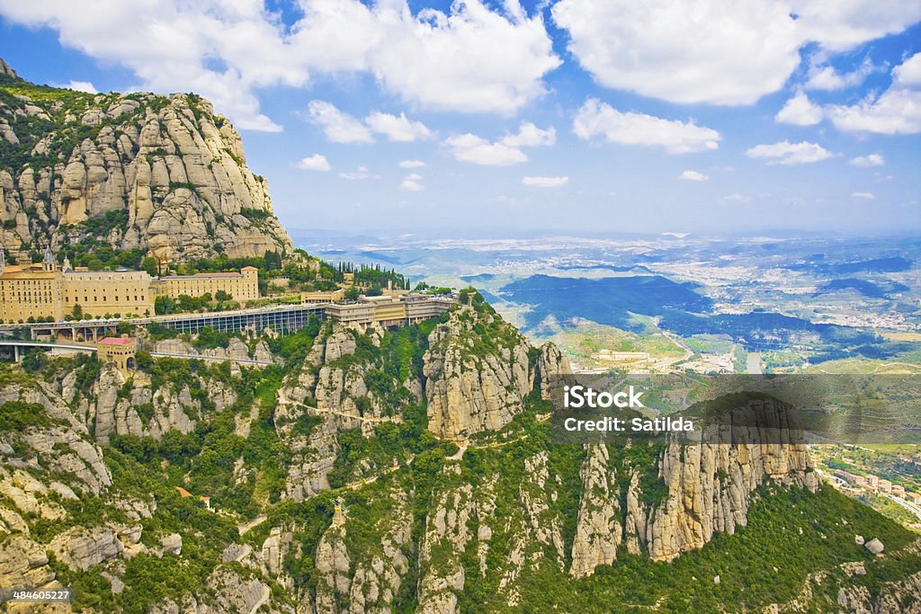 Vista del valle y Montserrat monasterio, Cataluña, España - Foto de stock de Abadía libre de derechos