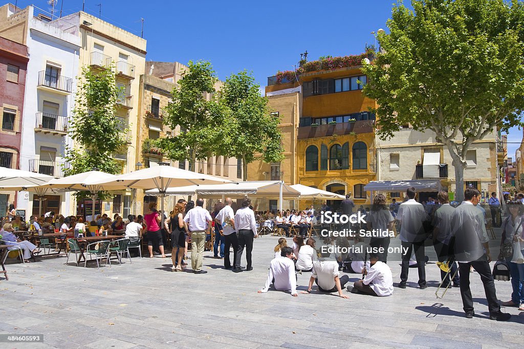 Туристы на площади Plaza del Rei вид на производительность - Стоковые фото Выступление роялти-фри