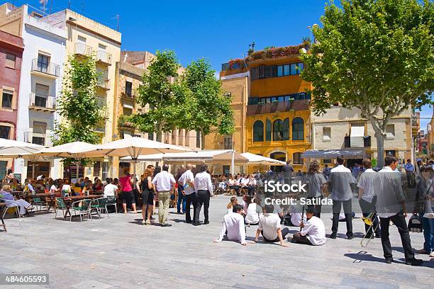 Туристы На Площади Plaza Del Rei Вид На Производительность — стоковые фотографии и другие картинки Выступление