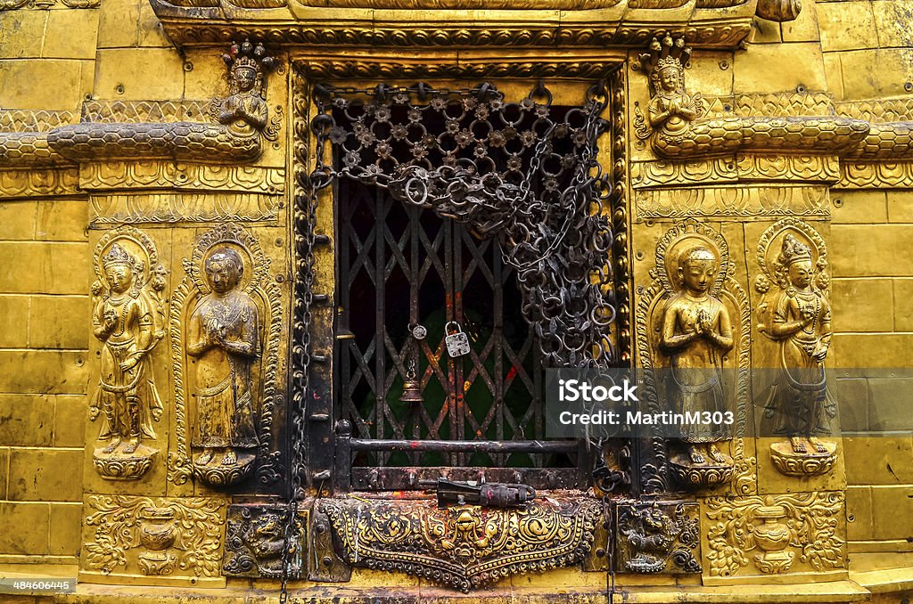 Los detalles de oro y estatuas budistas en templo hindú, de Katmandú - Foto de stock de Asia libre de derechos