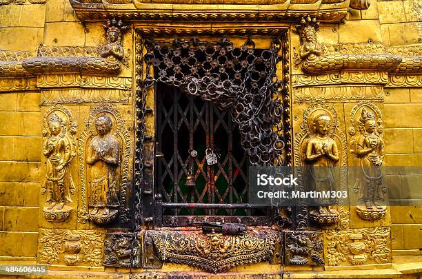 Los Detalles De Oro Y Estatuas Budistas En Templo Hindú De Katmandú Foto de stock y más banco de imágenes de Asia