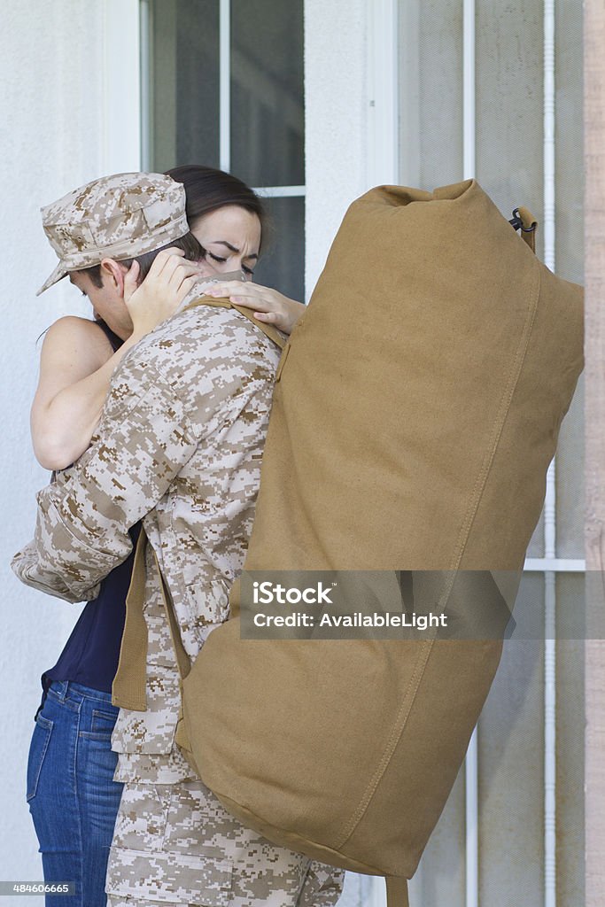 군용동물에는 남자 아내 포옹 on 포치 수직분사 - 로열티 �프리 20-29세 스톡 사진