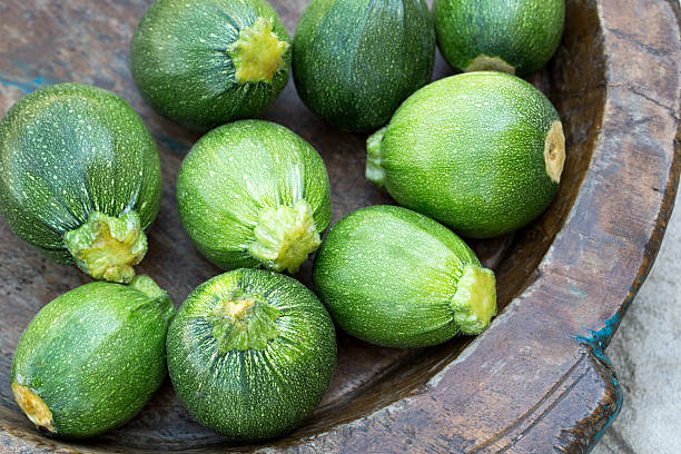 courgette ou rodada abobrinha no prato de madeira - zukini - fotografias e filmes do acervo