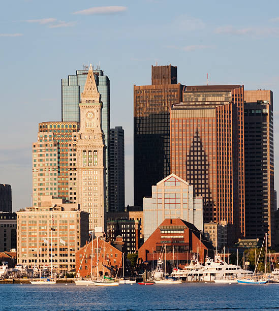 boston skyline der stadt, usa - clear sky urban scene boston massachusetts stock-fotos und bilder