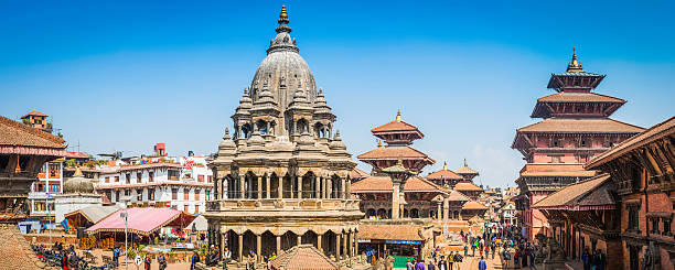 kathmandu folla intorno a templi antichi palazzi piazza durbar-patan nepal - kathmandu foto e immagini stock