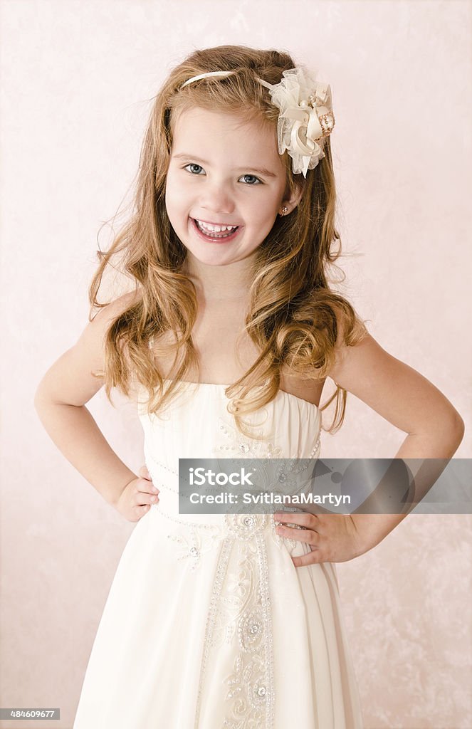 Adorável Menina feliz no vestido Princesa - Royalty-free Anelzinho Foto de stock