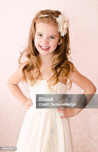 Adorável Menina Feliz No Vestido Princesa - Fotografias de stock e mais imagens de Anelzinho - Anelzinho, Beleza, Criança